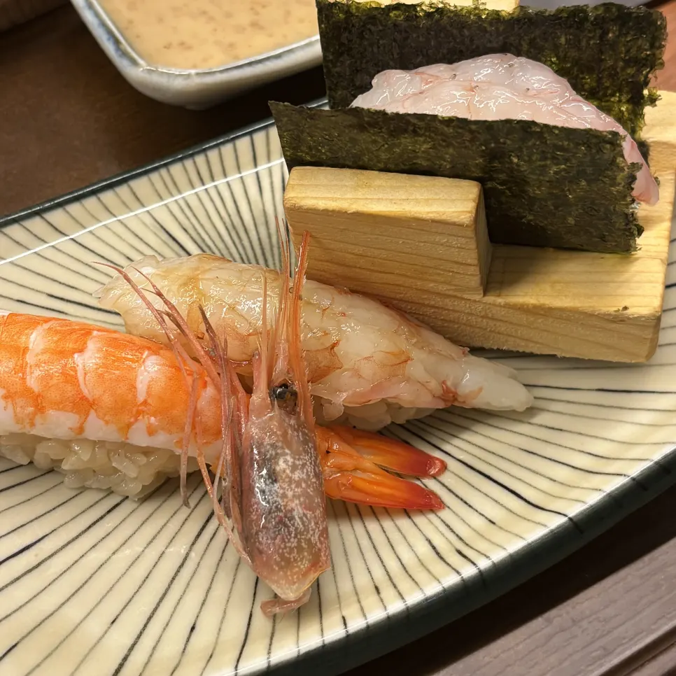 세 가지로 구성된 새우스시 3종
