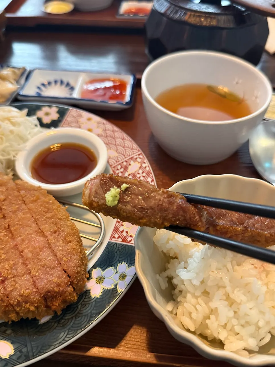 바삭하게 익은 규카츠 한 점