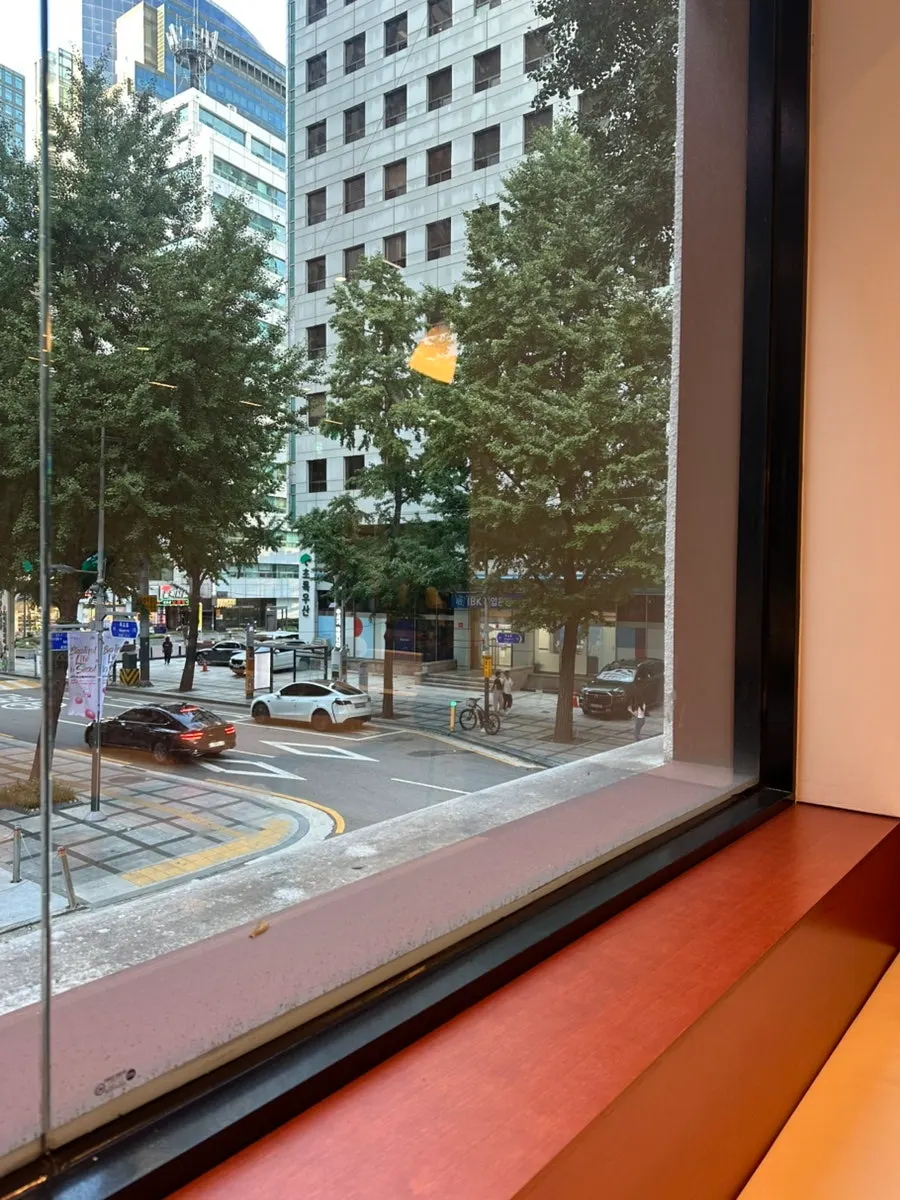 작업하기 좋은 레망도레 광화문점 좌석 전경