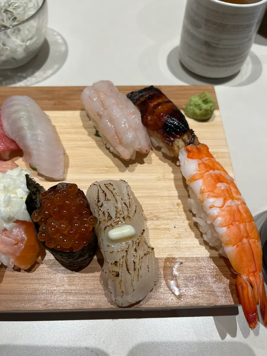 참돔과 엔가와가 포함된 초밥 단품 구성