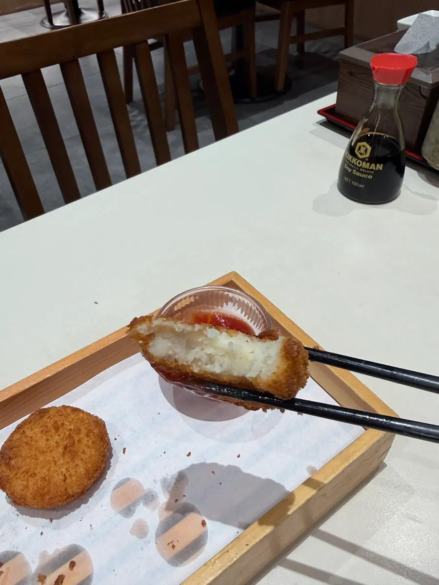 길게 뻗은 두툼한 회의 초밥 한 점