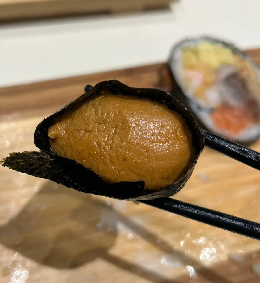 소스가 올라간 한치 초밥