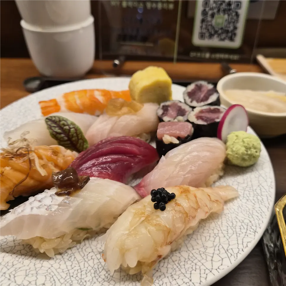 Today’s sushi with tuna maki and salmon sushi