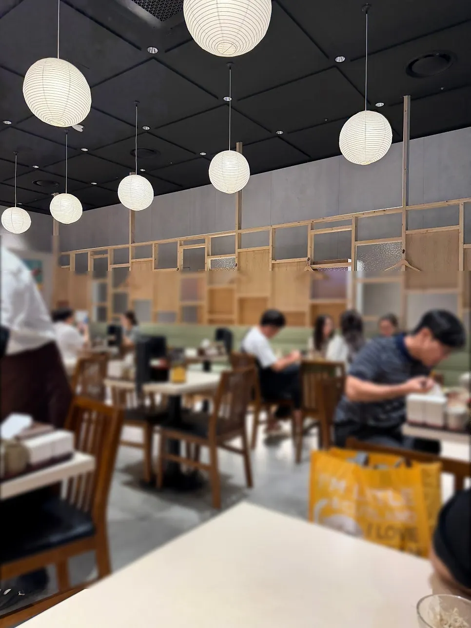 혼밥하기 좋은 다찌석과 테이블석