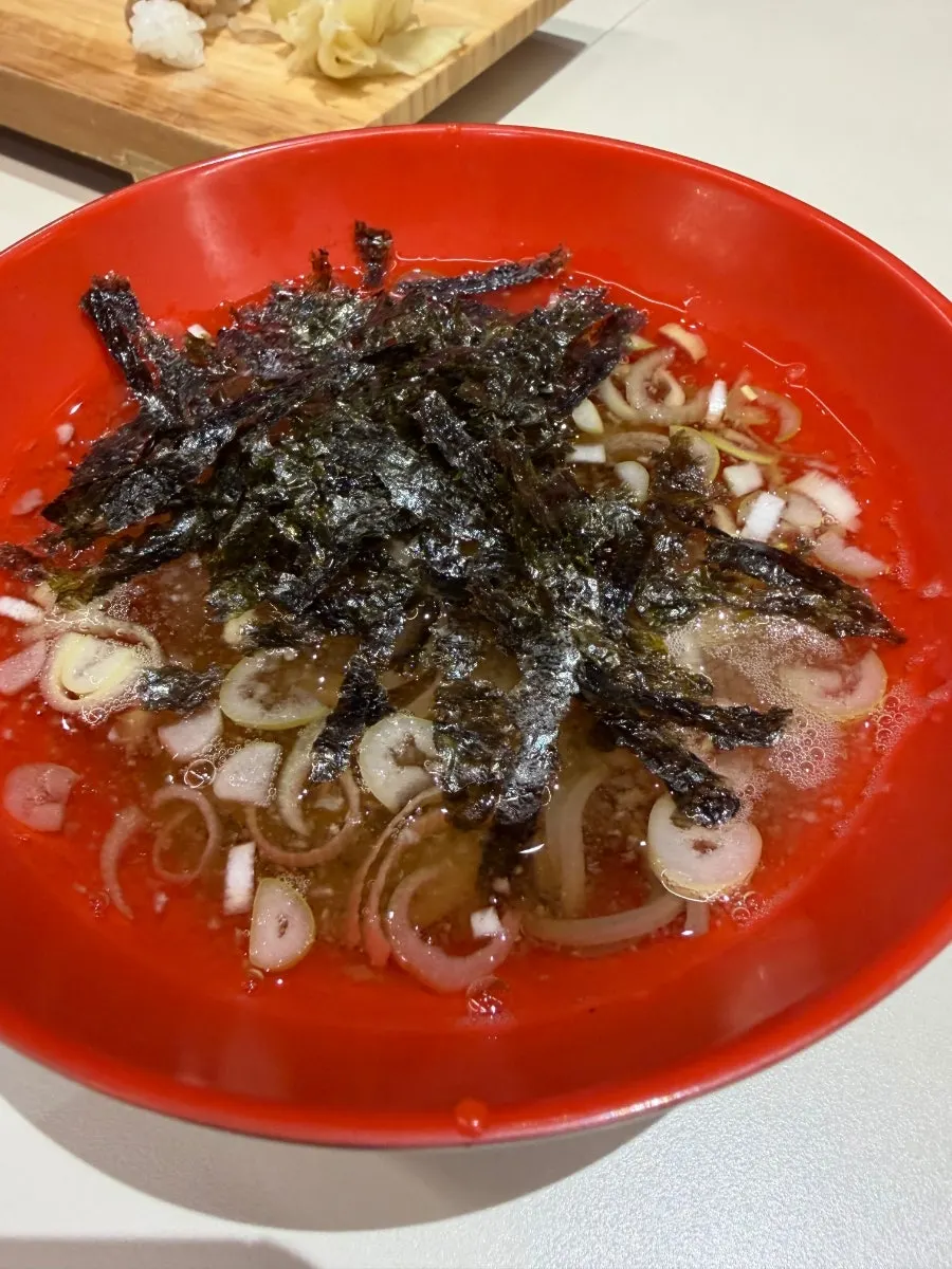 Uni gunkan-maki wrapped in seaweed