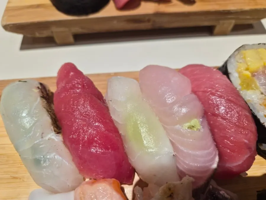 Large futomaki roll, too big for one bite