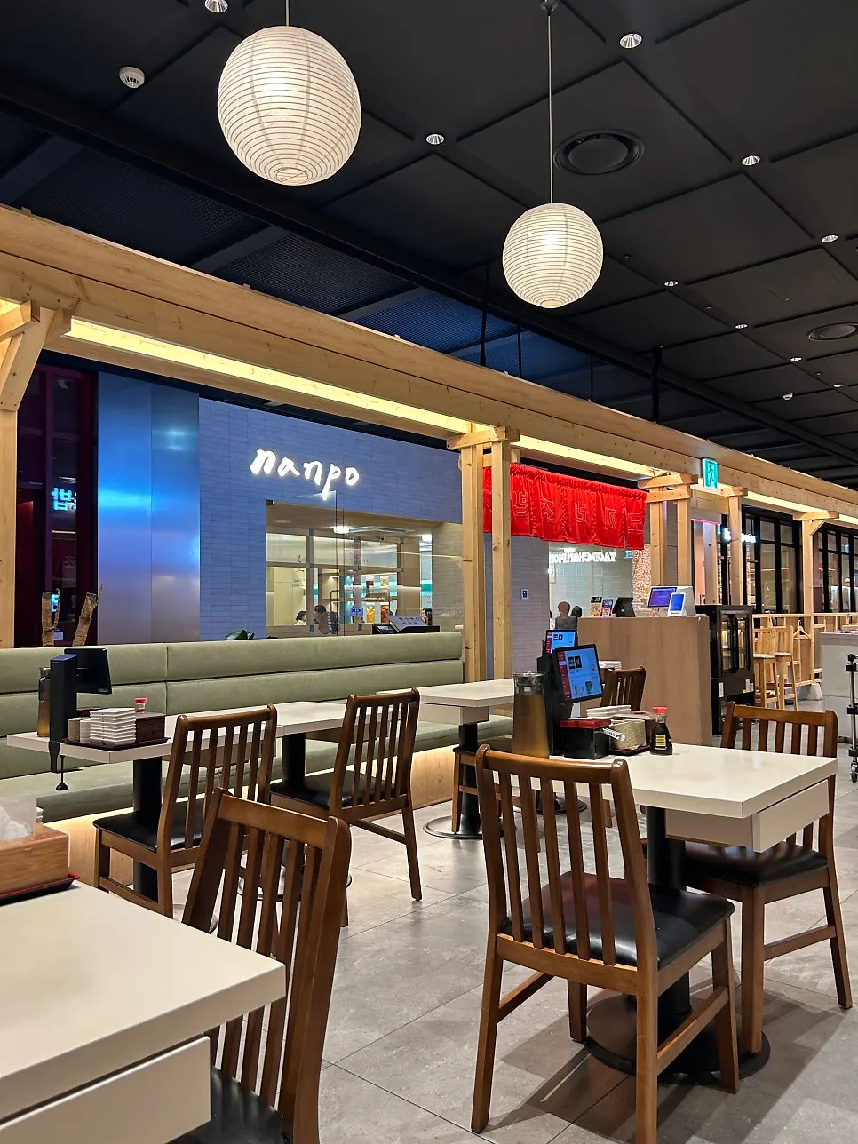 Passage in front of the restaurant connected to Gwanghwamun Station Exit 2