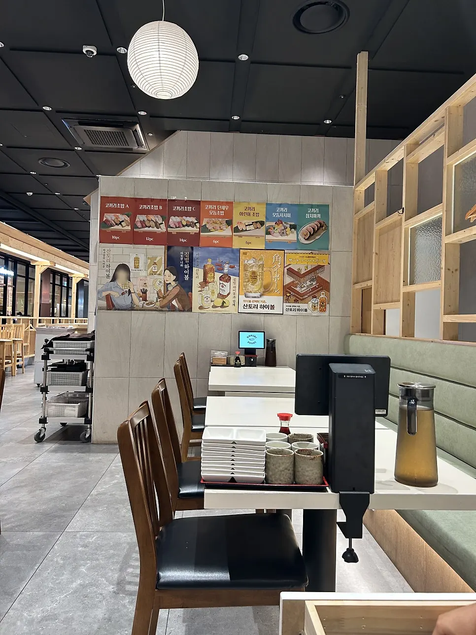 Relaxed table seating and bar seats