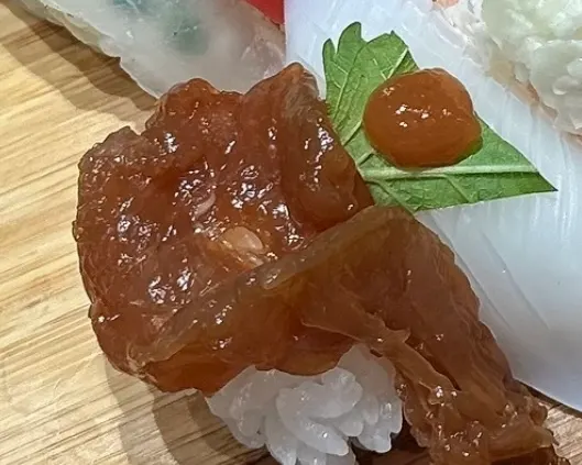 꼬리를 떼고 나온 간장새우 초밥