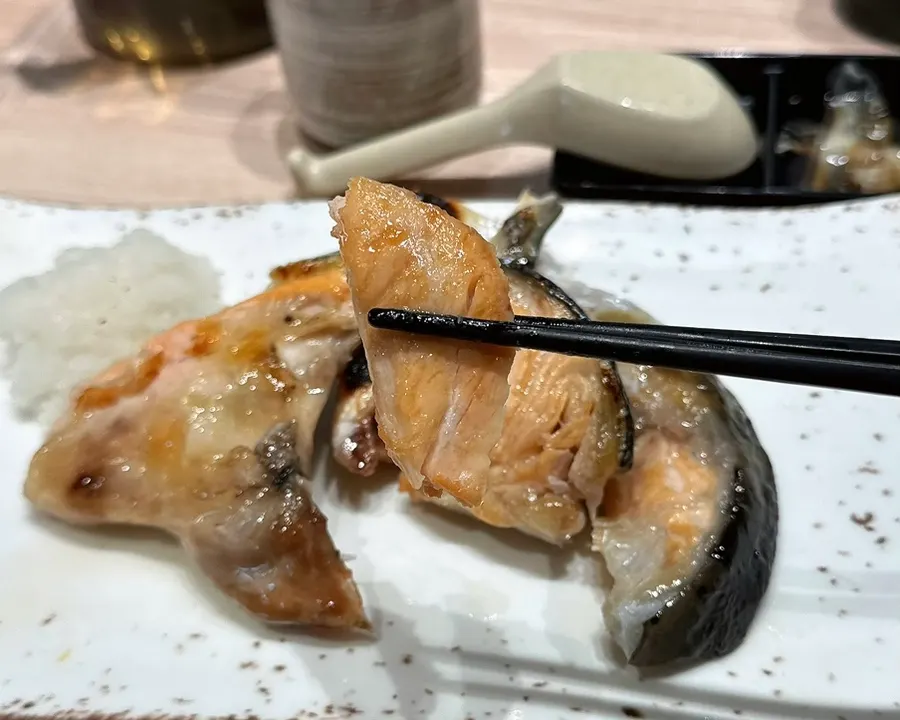 노릇하게 구운 연어 카마 소금구이 두 조각