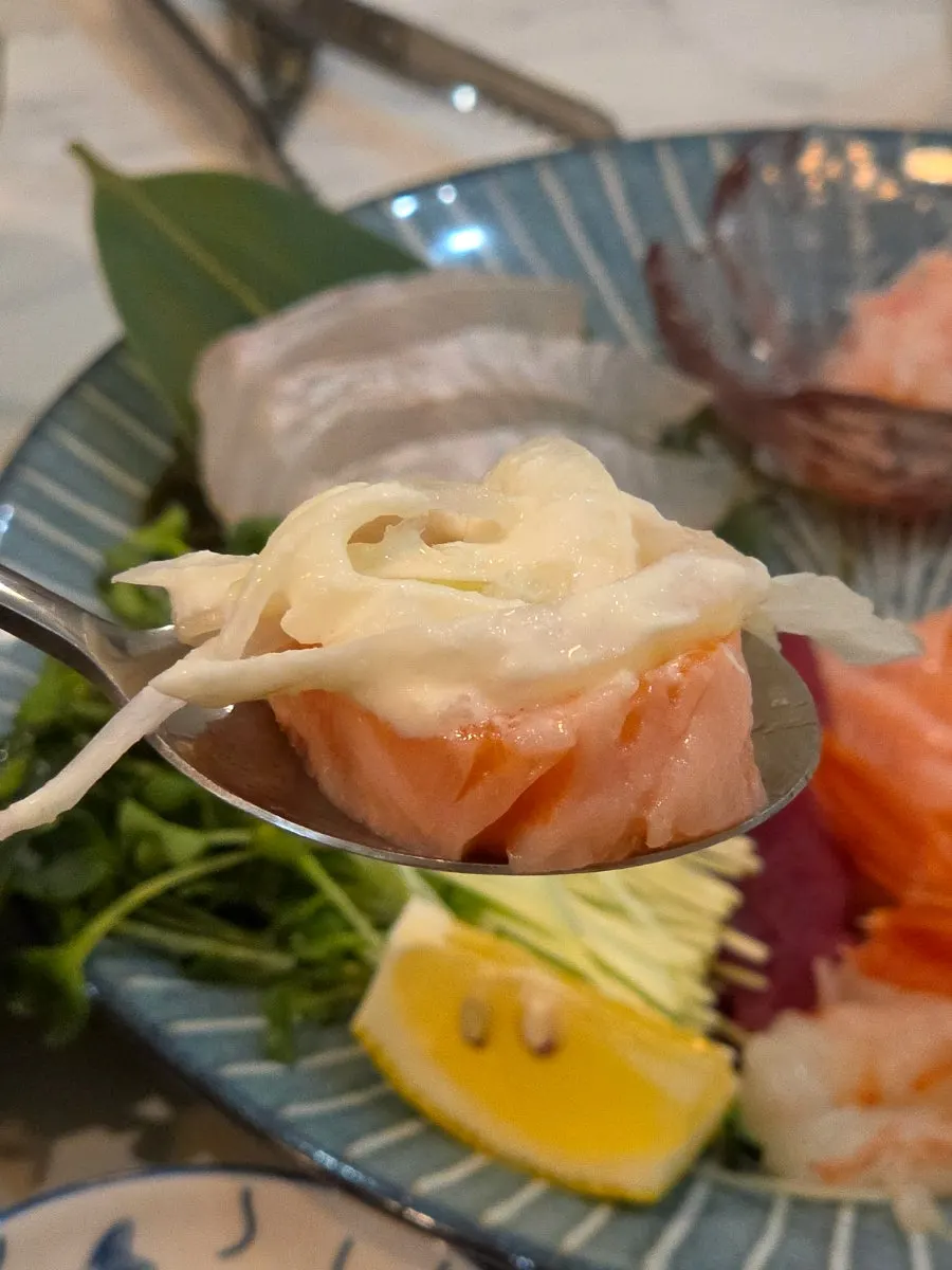 우니를 올린 초밥과 수제 간장