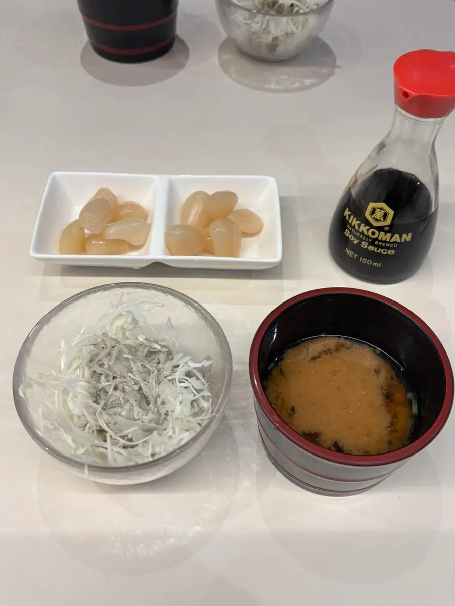 黑芝麻沙拉和大酱汤组成的基础小菜