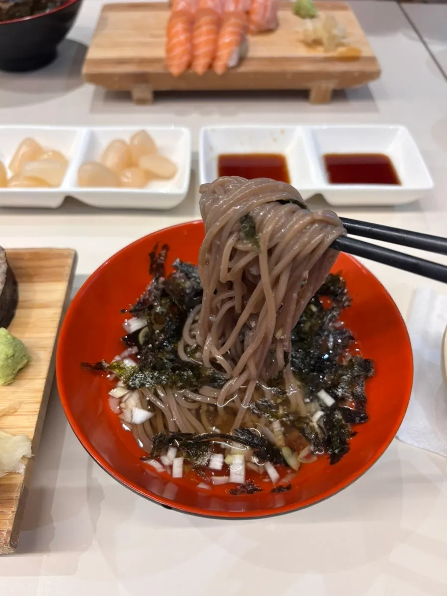 冷荞麦面面条与汤汁特写