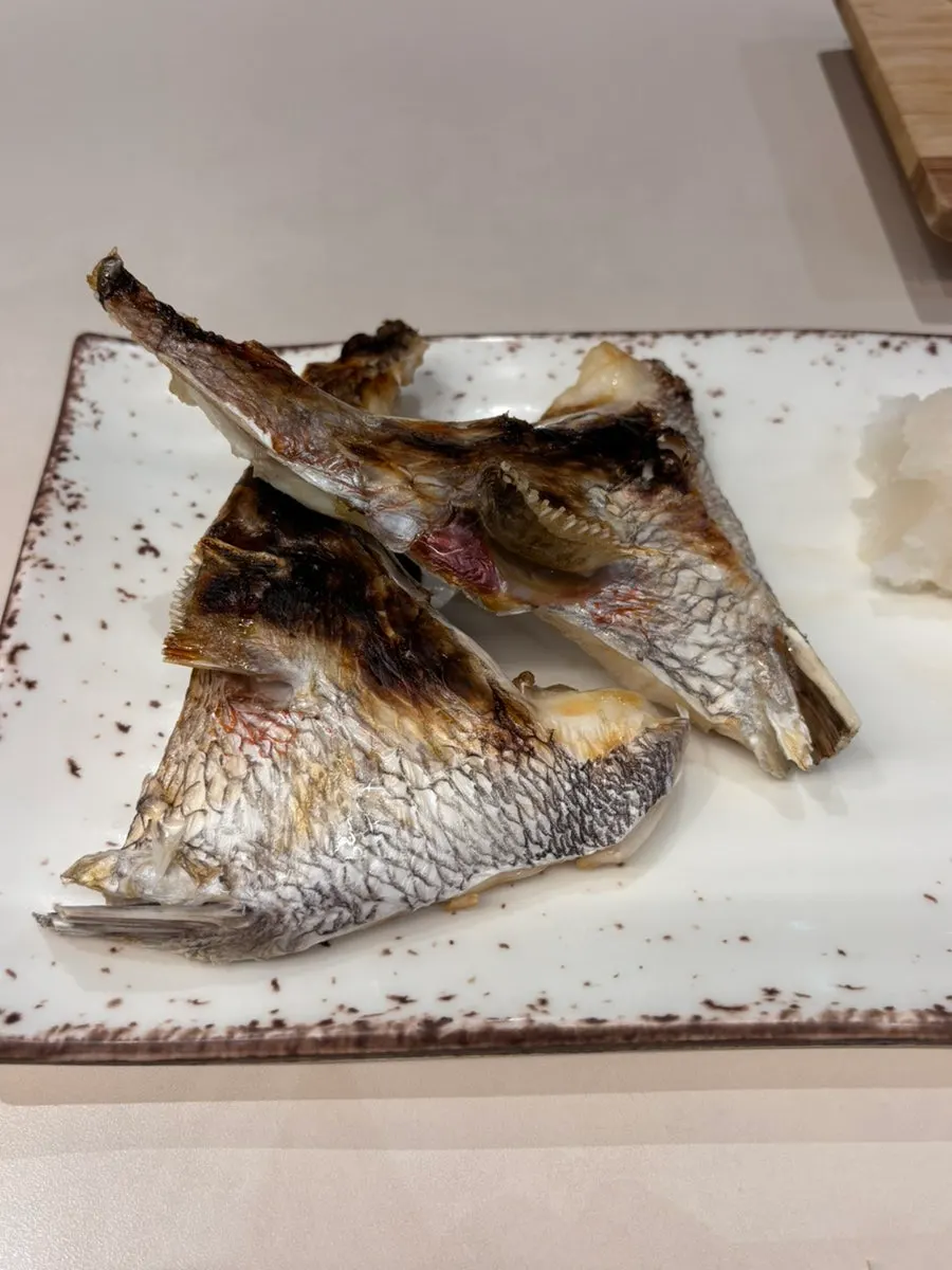 烤得金黄的真鲷腮烤