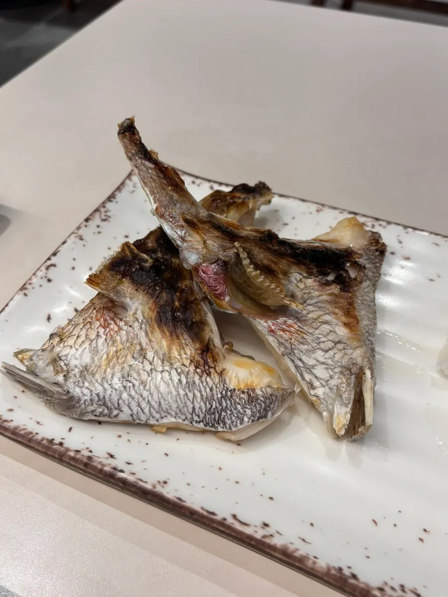 作为配菜点的鲷鱼烤一盘