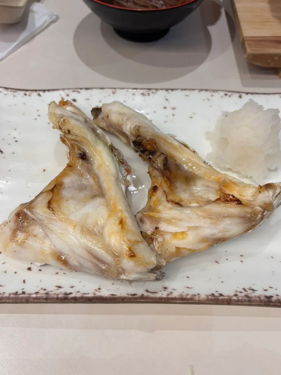 挑出内里肉的真鲷腮盐烤