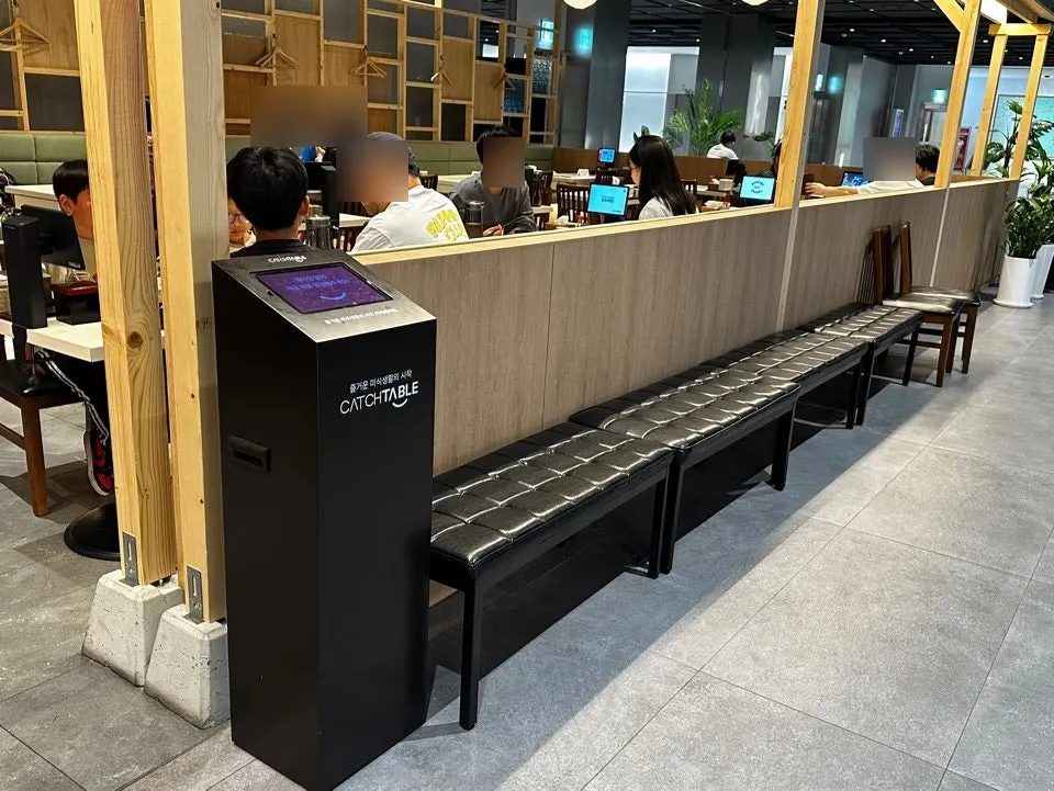 Full view of the dining hall at Elephant Sushi Gwanghwamun