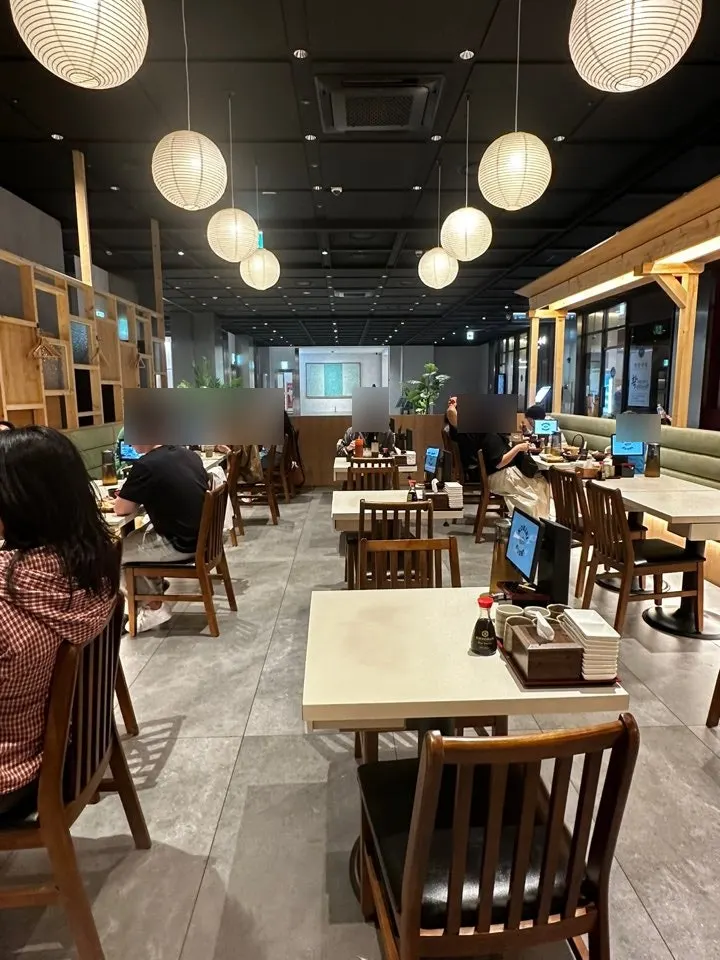 2- and 4-person table area