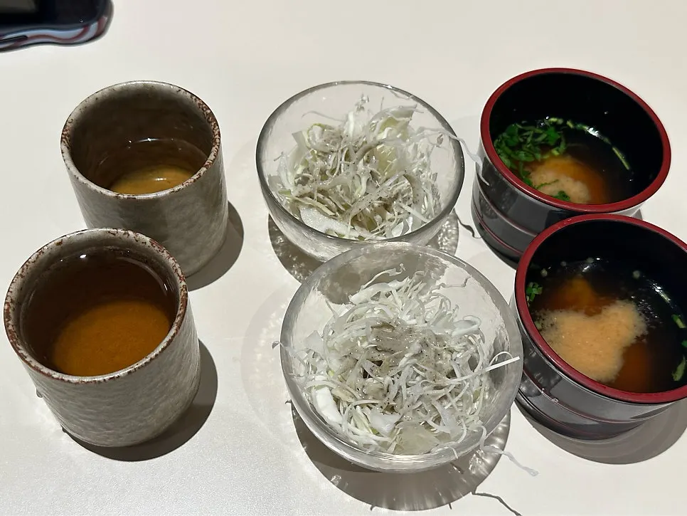Salad with black sesame sauce and soup