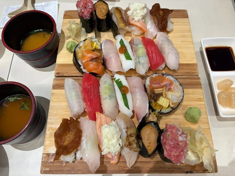 테이블에 차려진 코끼리초밥 B세트 상차림