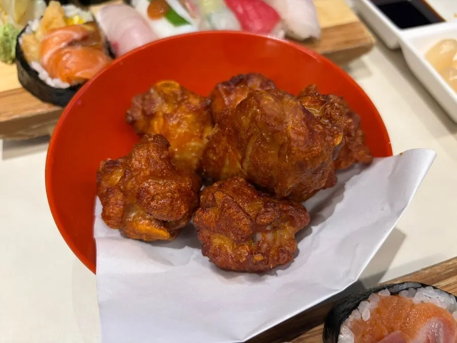 세트로 나온 쑥갓 올린 온면