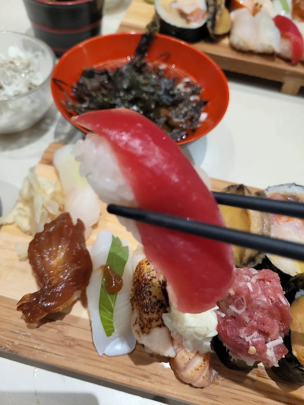 밥 위에 도톰하게 올라간 초밥 네타