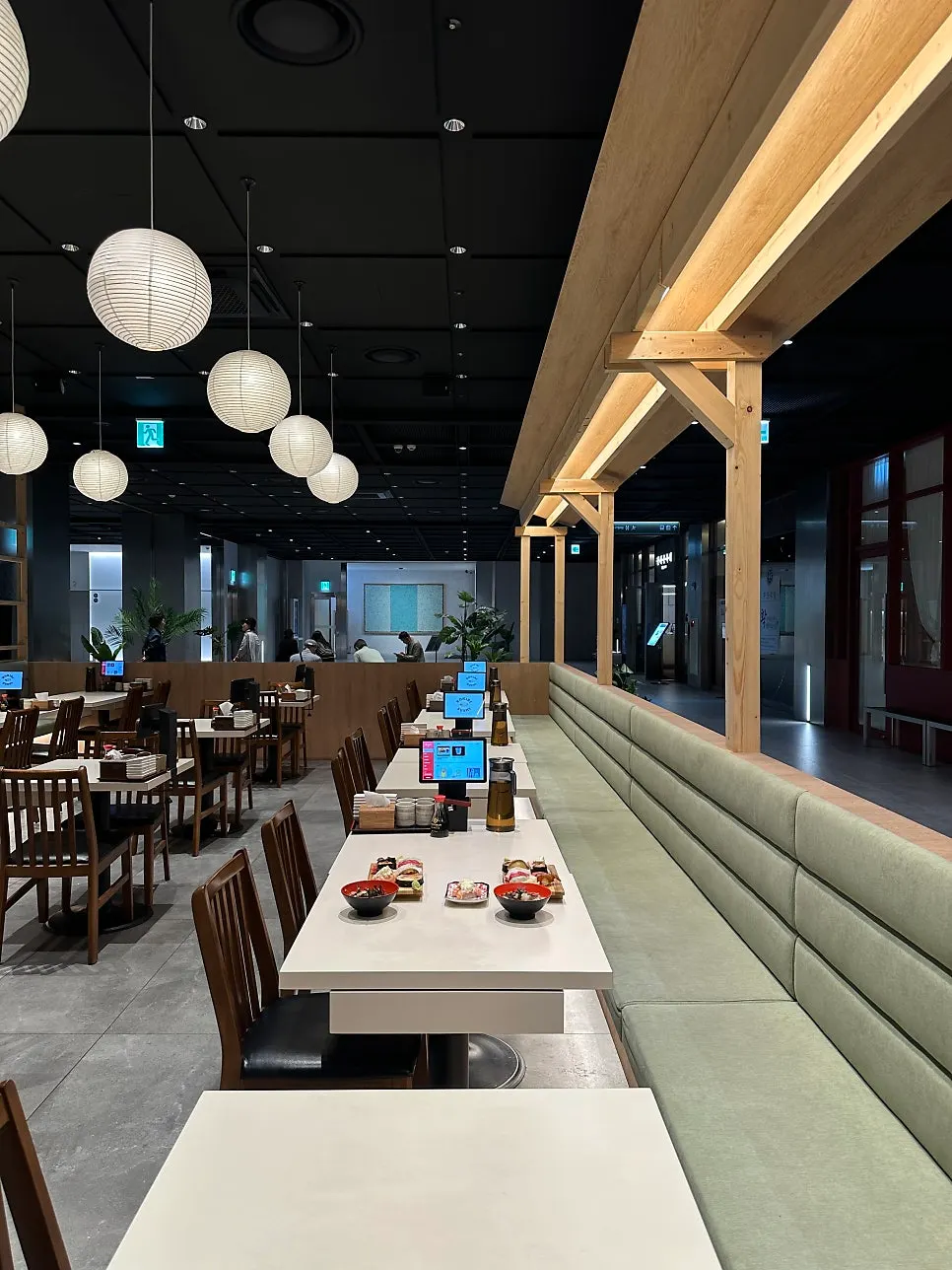Wall-free, fully open view of the Elephant Sushi restaurant