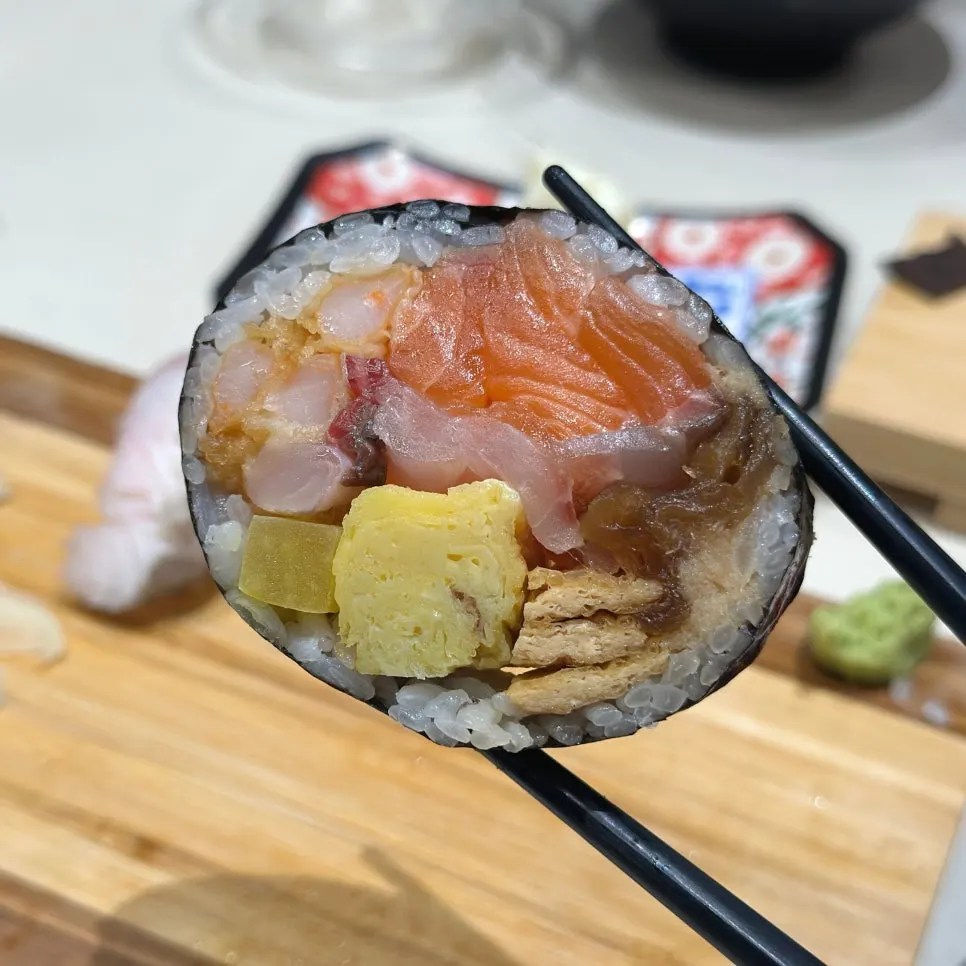 Cross-section of an oversized futomaki