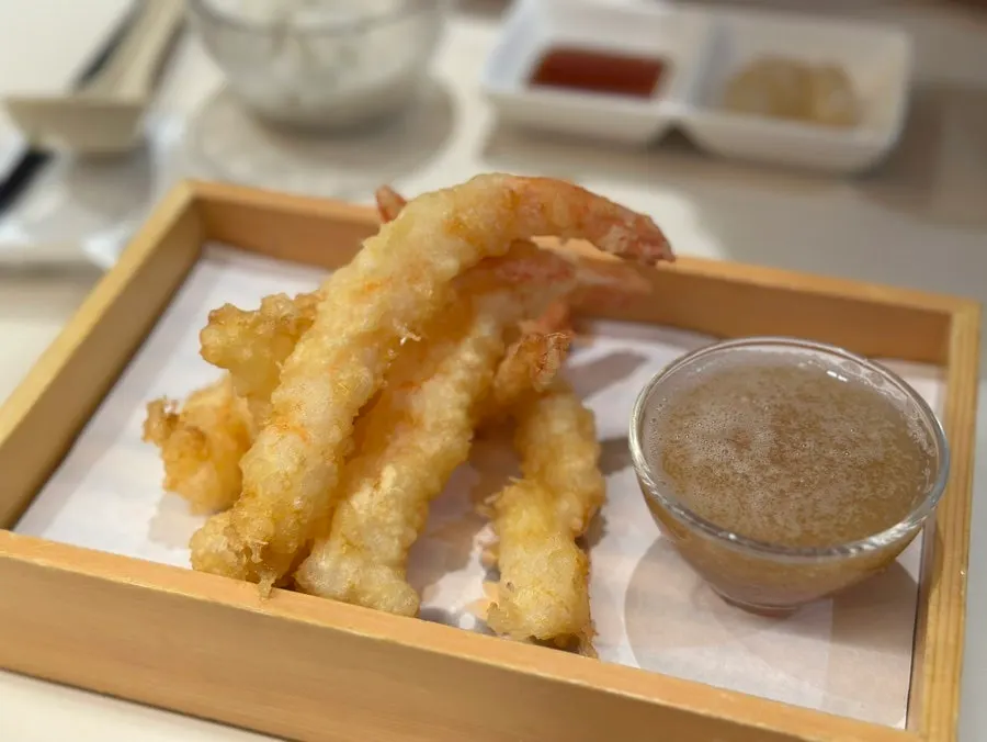 Plump shrimp tempura with onion sauce