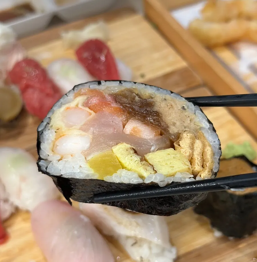 Futomaki filled with ingredients