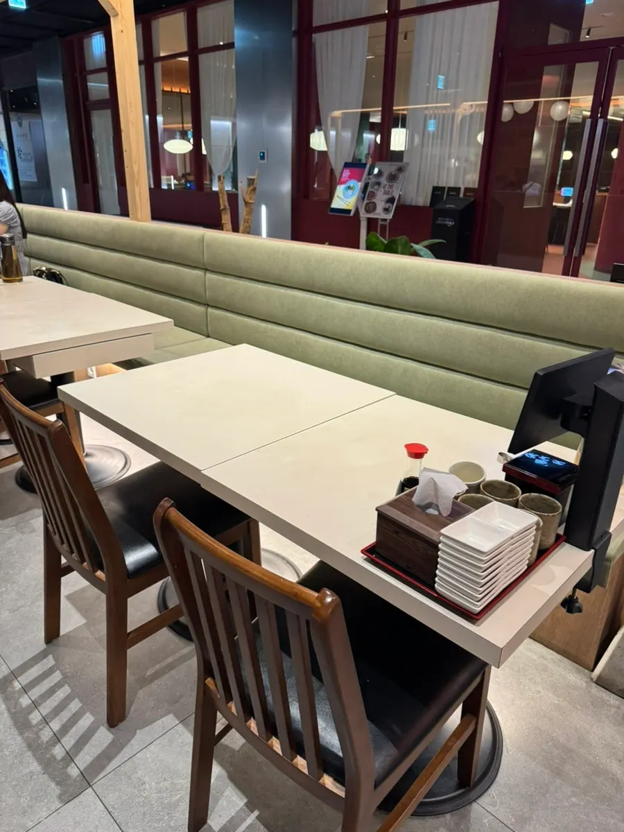 Meja untuk 2 dan 4 orang di Elephant Sushi Gwanghwamun