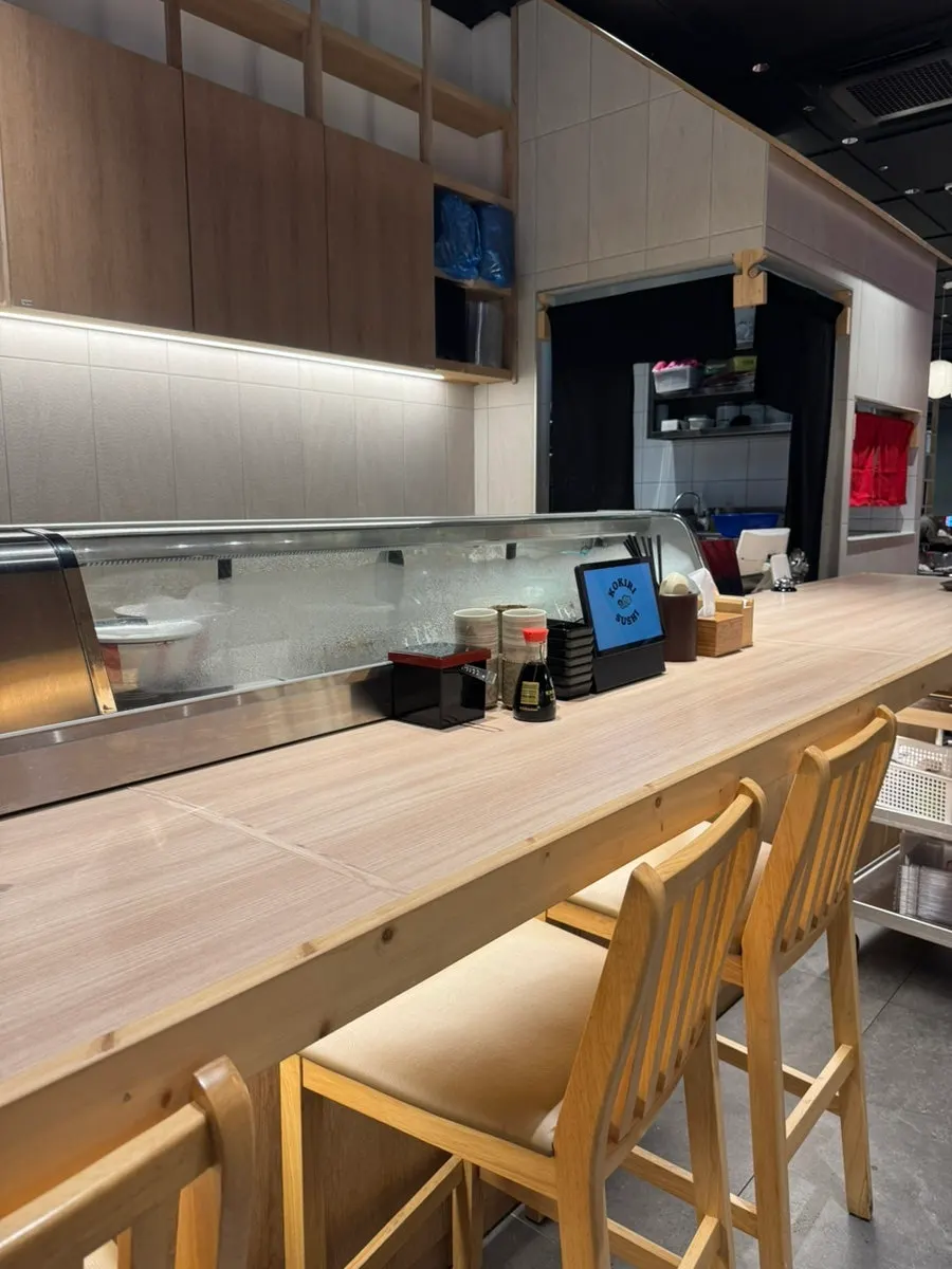 Kaunter dachi di bahagian dalam kedai