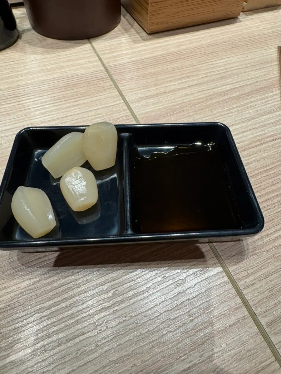 Salad kubis dan sup miso, dengan mangkuk kecil rakkyo dan kicap tsuyu