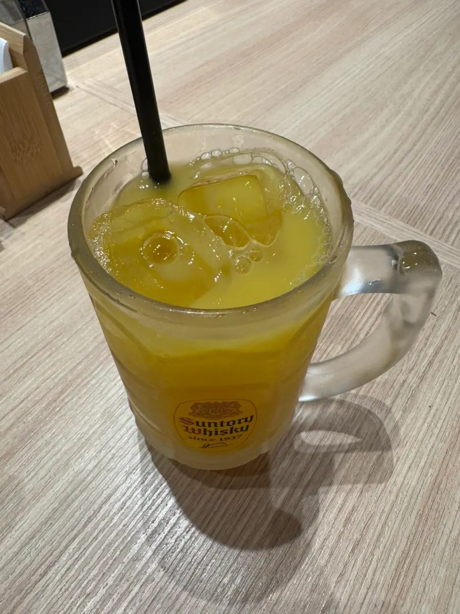 Jus oren dan lauk asas di atas meja