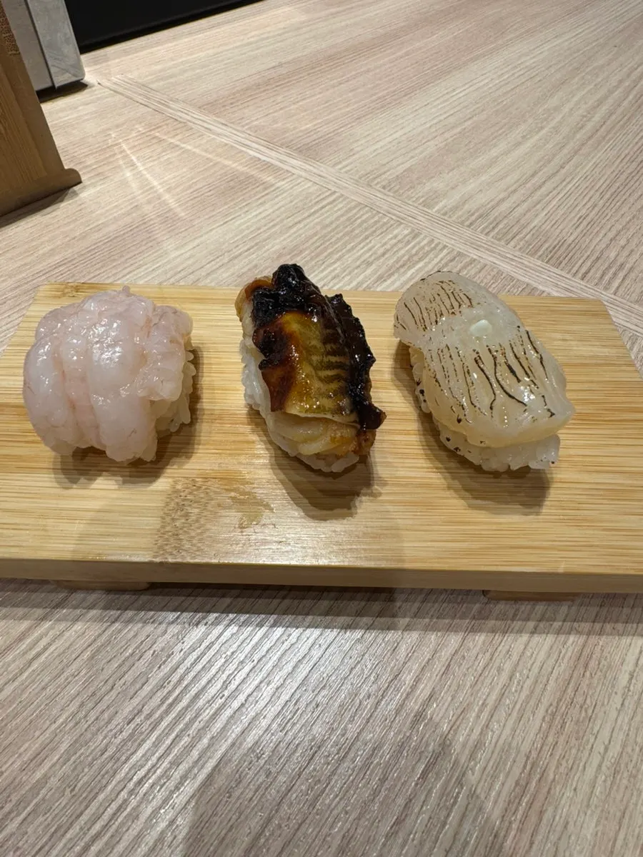 Sekeping sushi udang manis yang dipesan à la carte