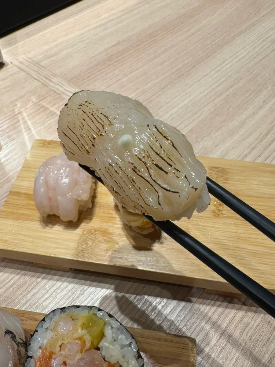 Sushi belut laut yang dibakar dengan obor