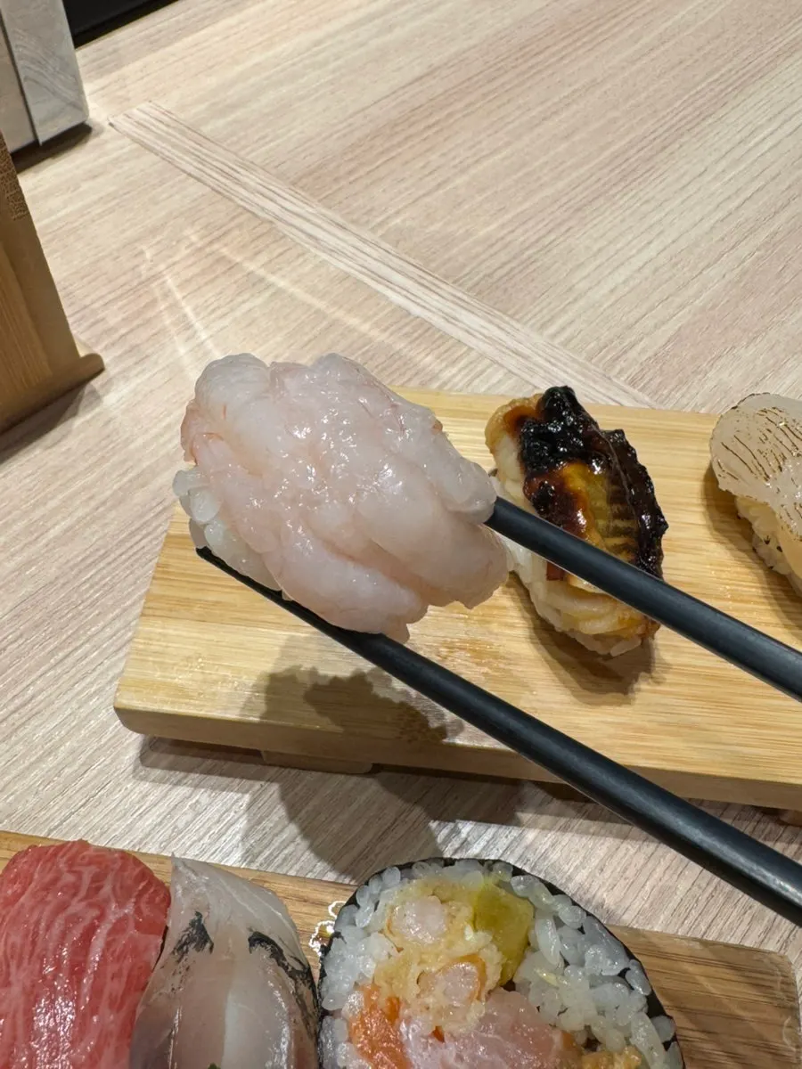 Sekeping sushi kerang panggang mentega