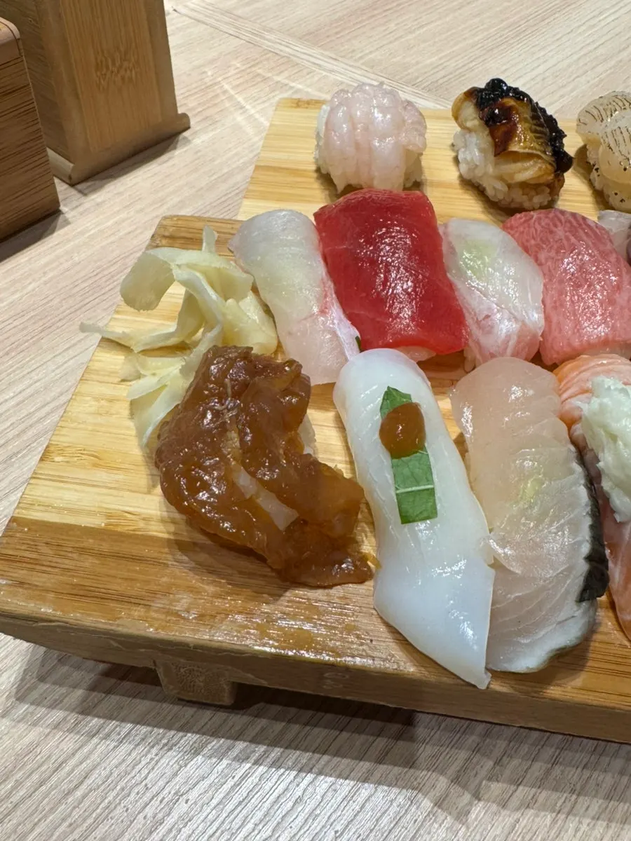 Susunan set Elephant B termasuk udang kicap dan tuna