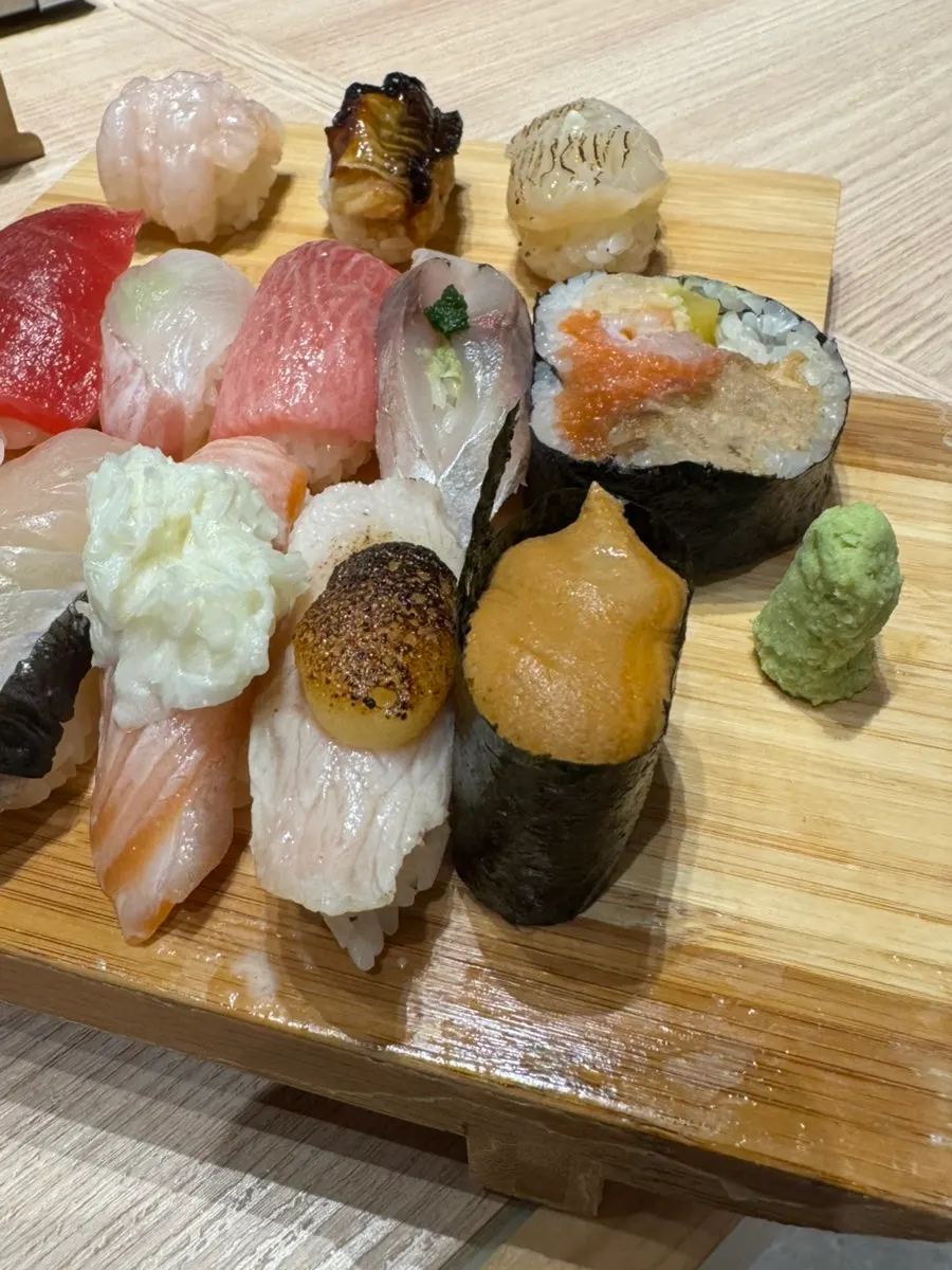 Sushi dan futomaki dalam set Elephant B