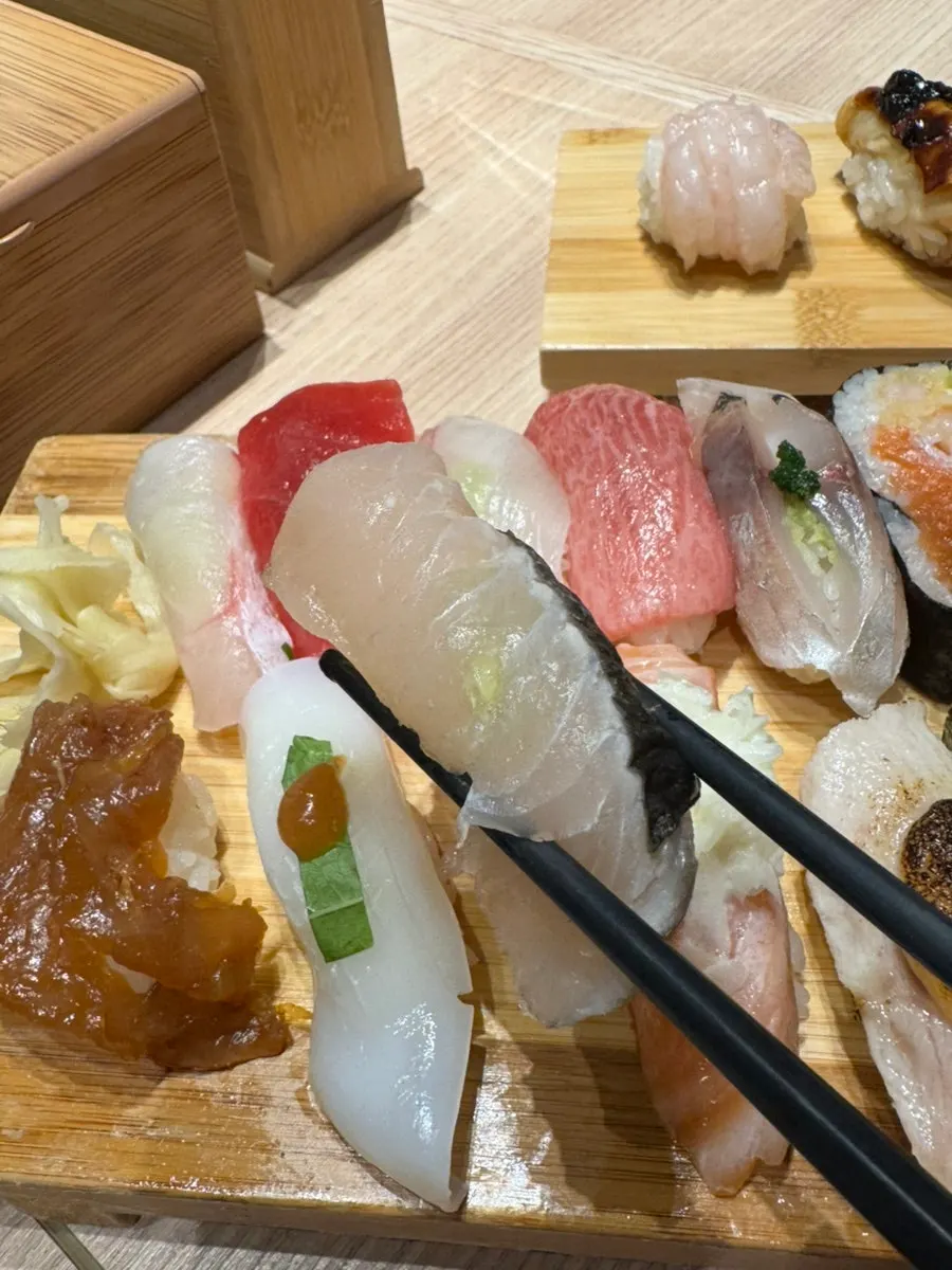 Sushi set yang dimakan perlahan-lahan