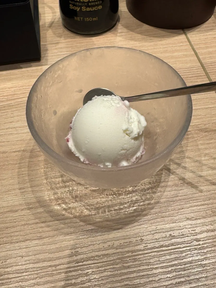 Aiskrim yogurt blueberi sebagai pencuci mulut