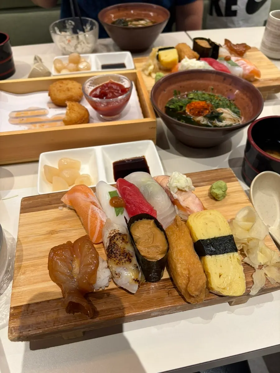 10-piece sushi and somyeon set served together