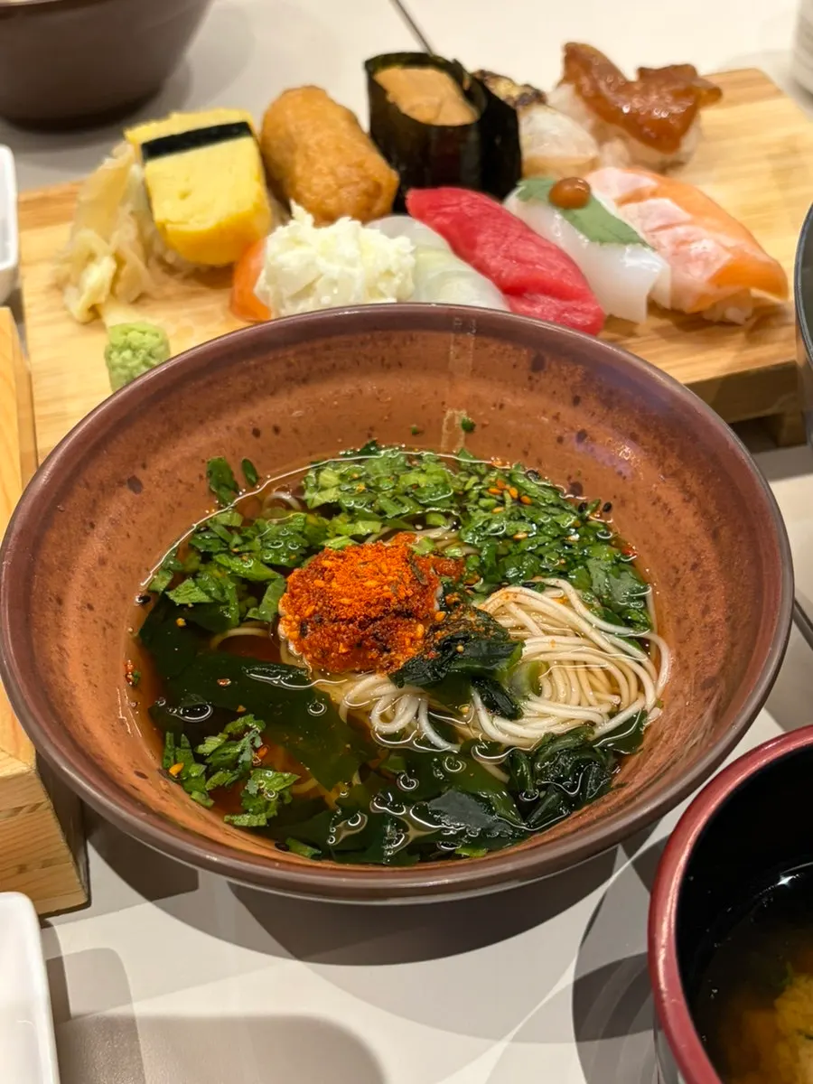 The sashimi rice bowl before mixing