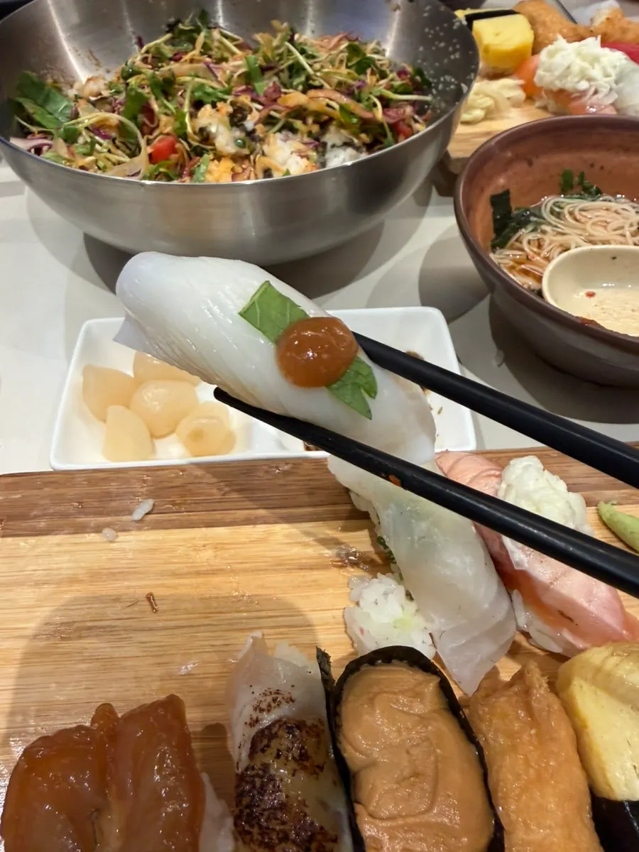 Table with the sashimi rice bowl and sushi together