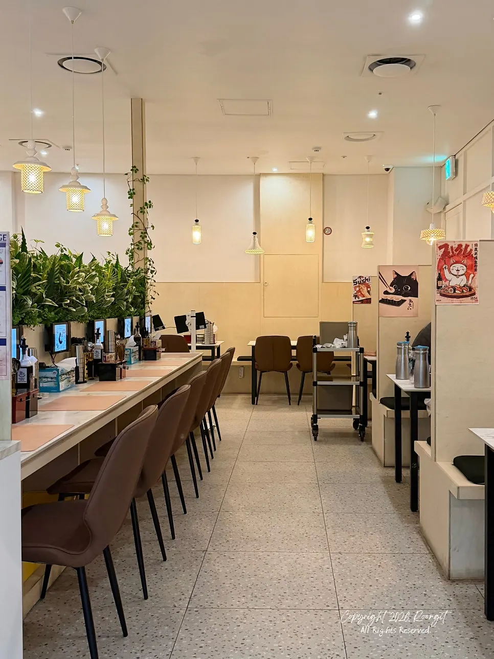 Interior restoran Choe Uyeong Sushiya Jongno Branch di basement lantai 1
