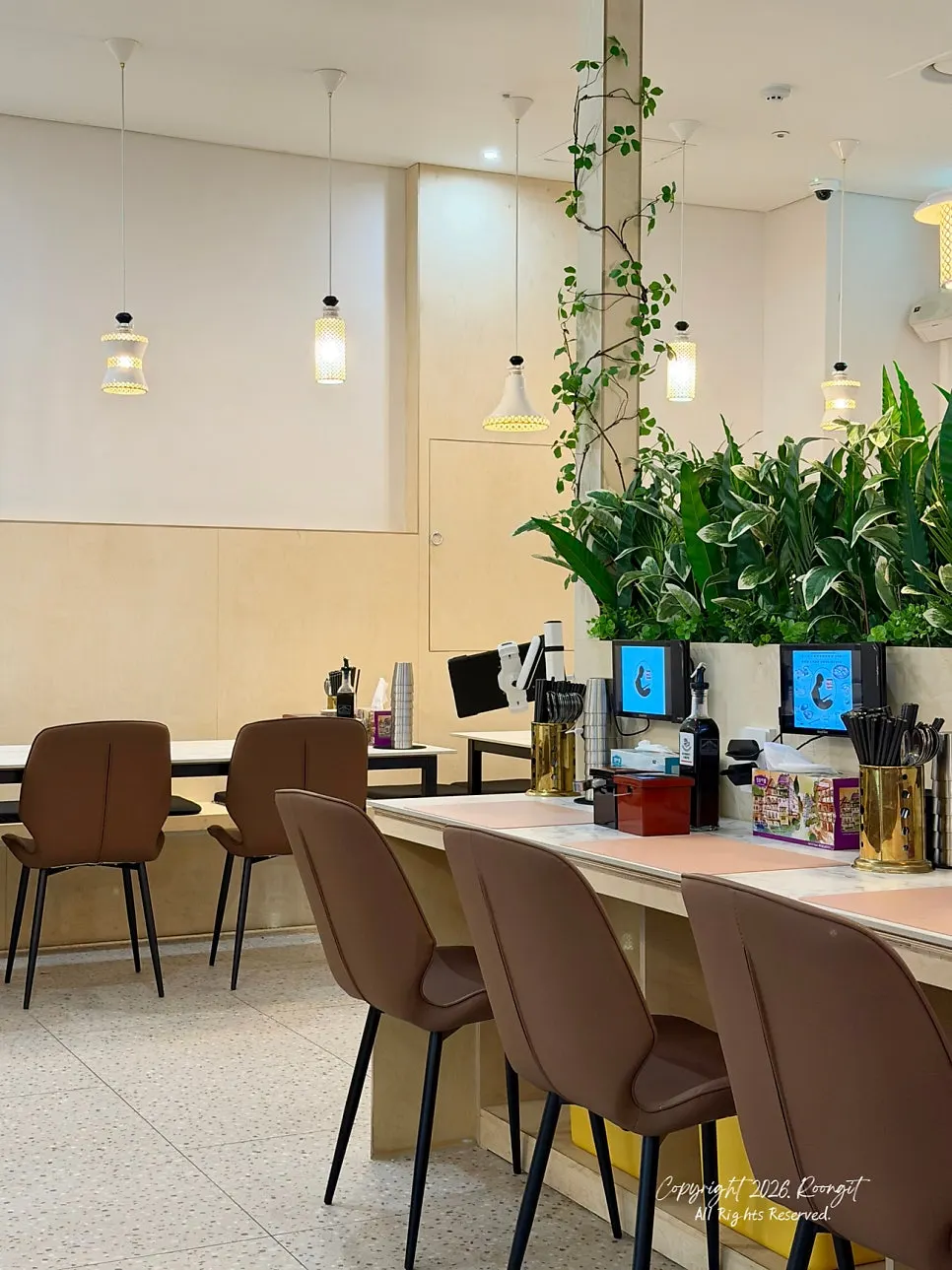 Pemandangan vertikal interior restoran Jepang yang tertata rapi