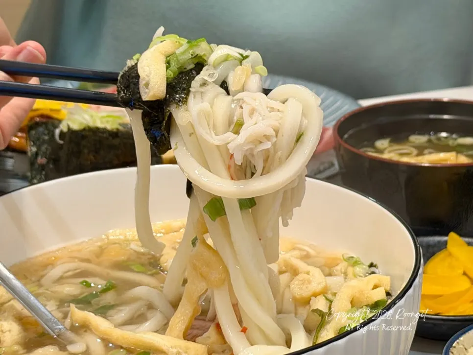 Mie udon kenyal yang diangkat dari kuahnya