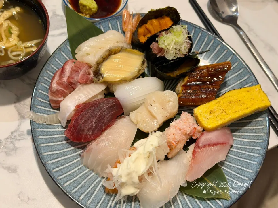 Sajian meja dengan piring-piring sushi