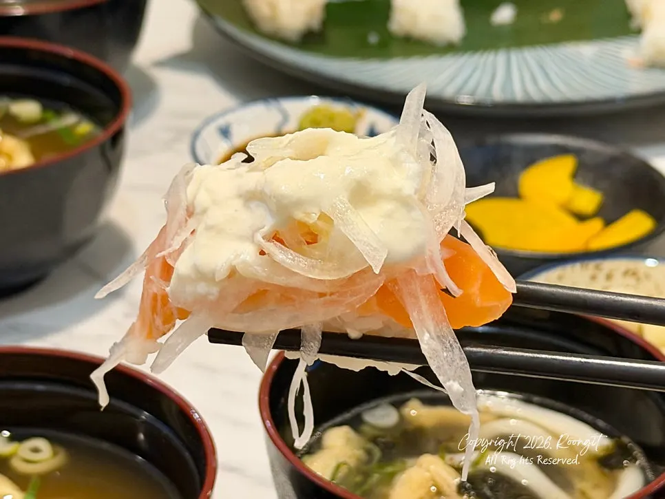 Sushi dengan topping salmon dan tuna