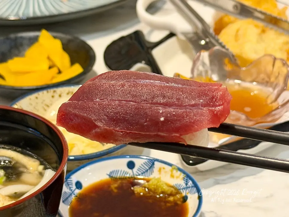 Piring sushi berisi ikan halibut dan udang